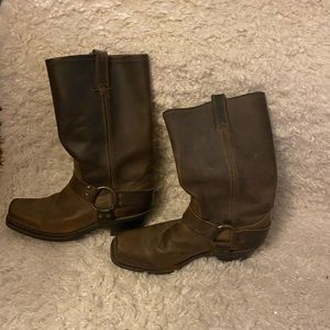 Frye Harness 8 M in Brown